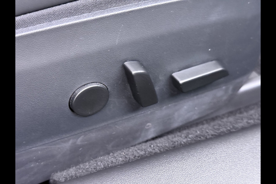 Tesla Model 3 Standard RWD Plus 60 kWh Trekhaak LFP ACCU dus 100% laden AutoPilot Leer Pano-Dak Adaptive-Cruise Camera's Elektr.-Stuur+Stoelen Navi LED DAB Voorverwarmen Keyless One-Pedal-Drive Lmv 18" 1e Eigenaar Origineel Nederlandse Auto Accu-Aandrijving-garantie t/m dec 2028/160.000km 1.000kg trekvermogen