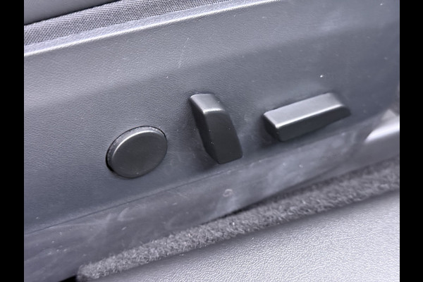 Tesla Model 3 Standard RWD Plus 60 kWh Trekhaak LFP ACCU dus 100% laden AutoPilot Leer Pano-Dak Adaptive-Cruise Camera's Elektr.-Stuur+Stoelen Navi LED DAB Voorverwarmen Keyless One-Pedal-Drive Lmv 18" 1e Eigenaar Origineel Nederlandse Auto Accu-Aandrijving-garantie t/m dec 2028/160.000km 1.000kg trekvermogen