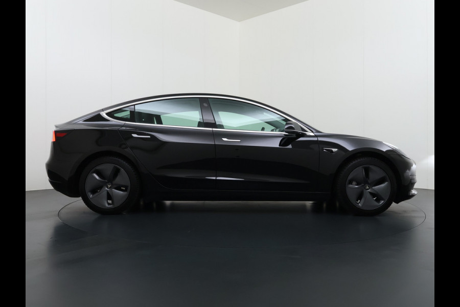 Tesla Model 3 Standard RWD Plus 60 kWh Trekhaak LFP ACCU dus 100% laden AutoPilot Leer Pano-Dak Adaptive-Cruise Camera's Elektr.-Stuur+Stoelen Navi LED DAB Voorverwarmen Keyless One-Pedal-Drive Lmv 18" 1e Eigenaar Origineel Nederlandse Auto Accu-Aandrijving-garantie t/m dec 2028/160.000km 1.000kg trekvermogen
