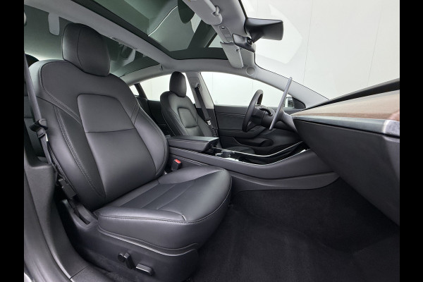 Tesla Model 3 Standard RWD Plus 60 kWh Trekhaak LFP ACCU dus 100% laden AutoPilot Leer Pano-Dak Adaptive-Cruise Camera's Elektr.-Stuur+Stoelen Navi LED DAB Voorverwarmen Keyless One-Pedal-Drive Lmv 18" 1e Eigenaar Origineel Nederlandse Auto Accu-Aandrijving-garantie t/m dec 2028/160.000km 1.000kg trekvermogen