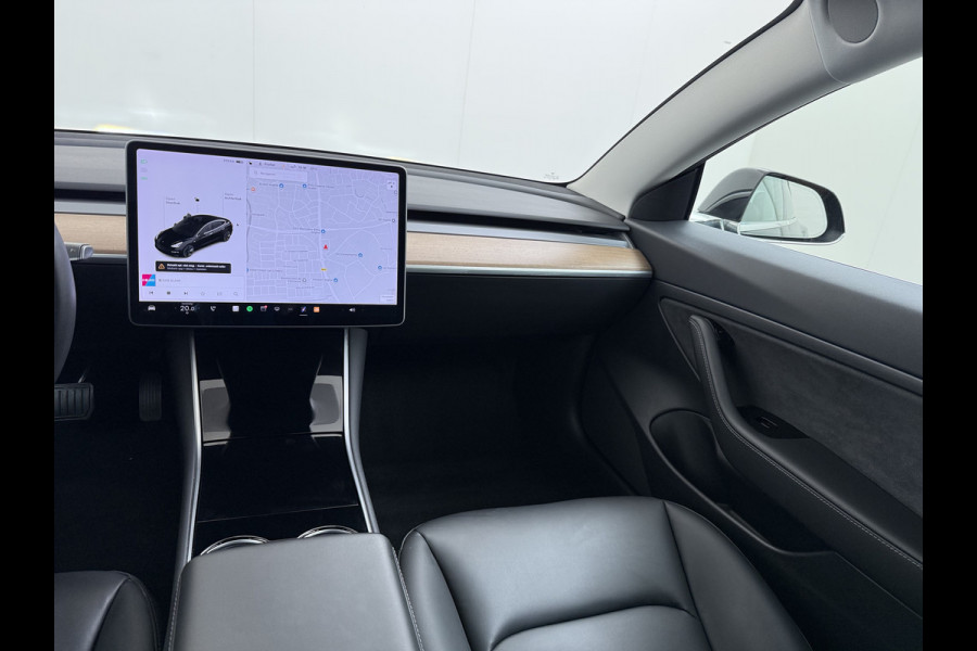 Tesla Model 3 Standard RWD Plus 60 kWh Trekhaak LFP ACCU dus 100% laden AutoPilot Leer Pano-Dak Adaptive-Cruise Camera's Elektr.-Stuur+Stoelen Navi LED DAB Voorverwarmen Keyless One-Pedal-Drive Lmv 18" 1e Eigenaar Origineel Nederlandse Auto Accu-Aandrijving-garantie t/m dec 2028/160.000km 1.000kg trekvermogen