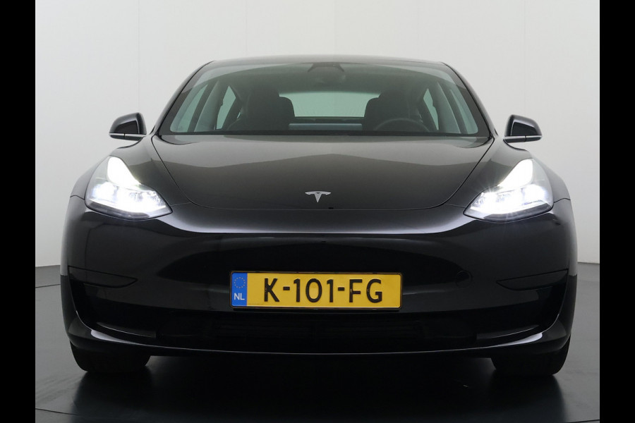 Tesla Model 3 Standard RWD Plus 60 kWh Trekhaak LFP ACCU dus 100% laden AutoPilot Leer Pano-Dak Adaptive-Cruise Camera's Elektr.-Stuur+Stoelen Navi LED DAB Voorverwarmen Keyless One-Pedal-Drive Lmv 18" 1e Eigenaar Origineel Nederlandse Auto Accu-Aandrijving-garantie t/m dec 2028/160.000km 1.000kg trekvermogen