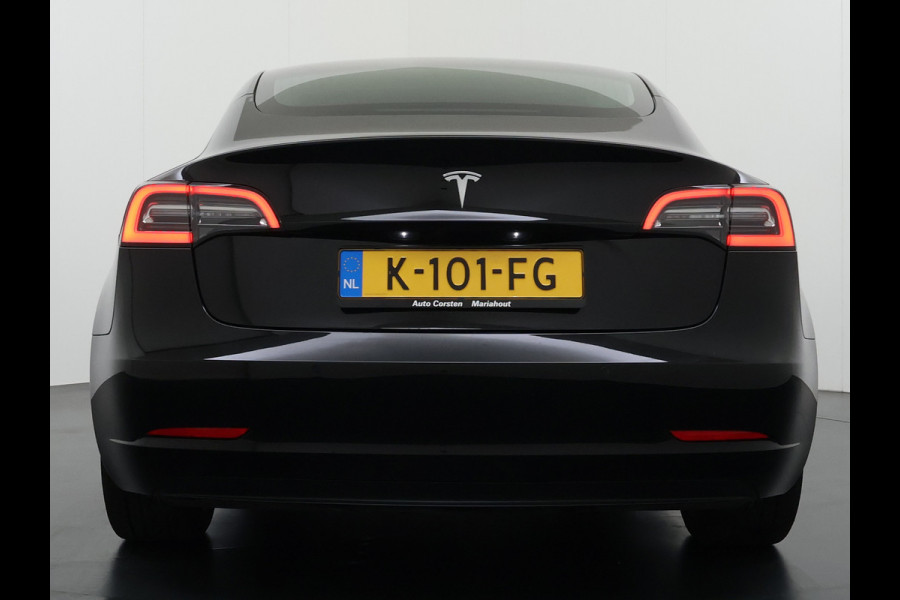 Tesla Model 3 Standard RWD Plus 60 kWh Trekhaak LFP ACCU dus 100% laden AutoPilot Leer Pano-Dak Adaptive-Cruise Camera's Elektr.-Stuur+Stoelen Navi LED DAB Voorverwarmen Keyless One-Pedal-Drive Lmv 18" 1e Eigenaar Origineel Nederlandse Auto Accu-Aandrijving-garantie t/m dec 2028/160.000km 1.000kg trekvermogen