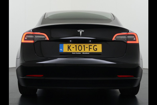 Tesla Model 3 Standard RWD Plus 60 kWh Trekhaak LFP ACCU dus 100% laden AutoPilot Leer Pano-Dak Adaptive-Cruise Camera's Elektr.-Stuur+Stoelen Navi LED DAB Voorverwarmen Keyless One-Pedal-Drive Lmv 18" 1e Eigenaar Origineel Nederlandse Auto Accu-Aandrijving-garantie t/m dec 2028/160.000km 1.000kg trekvermogen