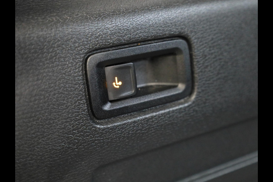 Volkswagen ID. Buzz Cargo 77 kWh 204 pk | Navigatie via App | SOH 97% | Trekhaak (wegklapbaar) | Partkeersensoren | Achteruitrijcamera | Stoelverwarming |