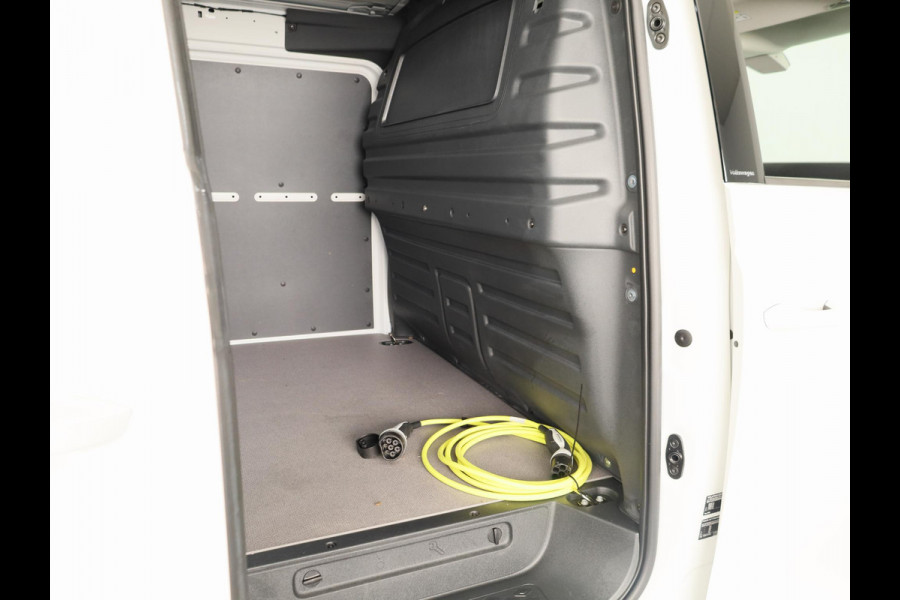 Volkswagen ID. Buzz Cargo 77 kWh 204 pk | Navigatie via App | SOH 97% | Trekhaak (wegklapbaar) | Partkeersensoren | Achteruitrijcamera | Stoelverwarming |