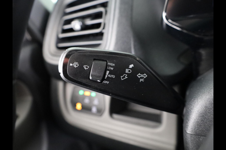 Volkswagen ID. Buzz Cargo 77 kWh 204 pk | Navigatie via App | SOH 97% | Trekhaak (wegklapbaar) | Partkeersensoren | Achteruitrijcamera | Stoelverwarming |
