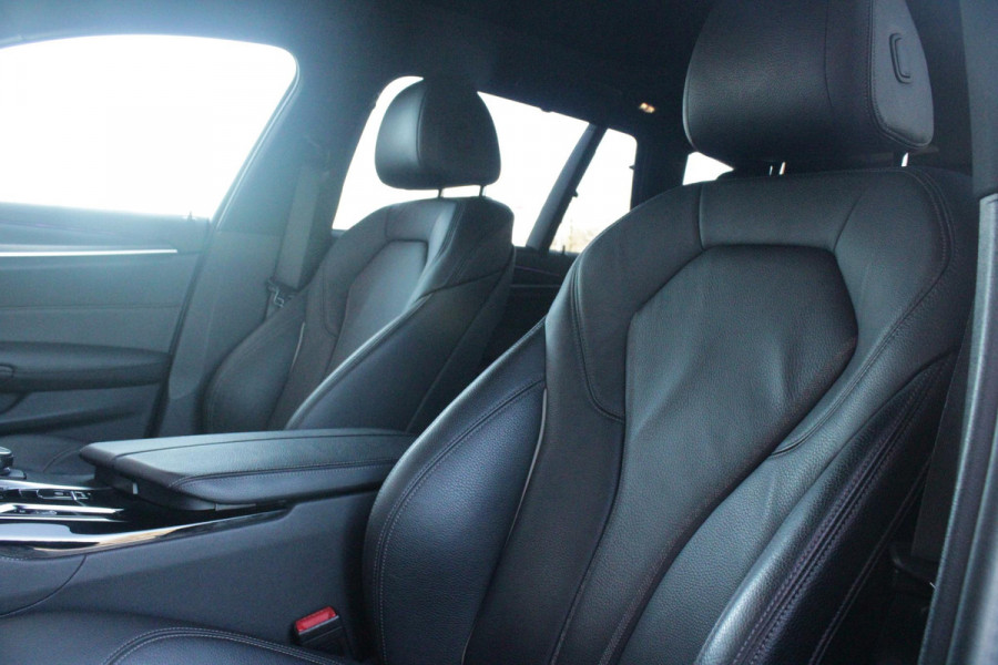BMW 5 Serie Touring 530e 292PK xDrive M-SPORT BUSINESS EDITION PLUS | PANORAMA SCHUIF/KANTEL DAK | HARMAN KARDON AUDIO SYSTEM | LEDEREN BEKLEDING DAKOTA SCHWARZ | COMFORT ACCESS | HEAD UP DISPLAY | ZONNESCHERM ZIJRUITEN | ADAPTIEVE LED KOPLAMPEN | DRIVING ASSISTANT PROFESSIONAL MET O.A. ADAPTIVE CRUISE CONTROL EN DODEHOEK DETECTIE | ACHTERUITRIJ CAMERA | PARKEERSENSOREN VOOR + ACHTER | DRAADLOZE APPLE CARPLAY/ANDROID AUTO | NAVIGATIE | SFEER VERLICHTING | DRAADLOZE TELEFOONLADER | ELEKTRISCH BEDIENBARE VOORSTOELEN |
