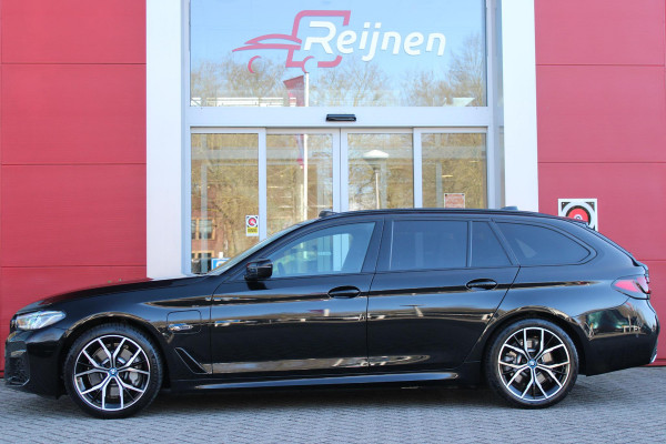 BMW 5 Serie Touring 530e 292PK xDrive M-SPORT BUSINESS EDITION PLUS | PANORAMA SCHUIF/KANTEL DAK | HARMAN KARDON AUDIO SYSTEM | LEDEREN BEKLEDING DAKOTA SCHWARZ | COMFORT ACCESS | HEAD UP DISPLAY | ZONNESCHERM ZIJRUITEN | ADAPTIEVE LED KOPLAMPEN | DRIVING ASSISTANT PROFESSIONAL MET O.A. ADAPTIVE CRUISE CONTROL EN DODEHOEK DETECTIE | ACHTERUITRIJ CAMERA | PARKEERSENSOREN VOOR + ACHTER | DRAADLOZE APPLE CARPLAY/ANDROID AUTO | NAVIGATIE | SFEER VERLICHTING | DRAADLOZE TELEFOONLADER | ELEKTRISCH BEDIENBARE VOORSTOELEN |