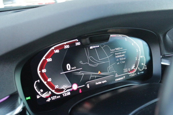 BMW 5 Serie Touring 530e 292PK xDrive M-SPORT BUSINESS EDITION PLUS | PANORAMA SCHUIF/KANTEL DAK | HARMAN KARDON AUDIO SYSTEM | LEDEREN BEKLEDING DAKOTA SCHWARZ | COMFORT ACCESS | HEAD UP DISPLAY | ZONNESCHERM ZIJRUITEN | ADAPTIEVE LED KOPLAMPEN | DRIVING ASSISTANT PROFESSIONAL MET O.A. ADAPTIVE CRUISE CONTROL EN DODEHOEK DETECTIE | ACHTERUITRIJ CAMERA | PARKEERSENSOREN VOOR + ACHTER | DRAADLOZE APPLE CARPLAY/ANDROID AUTO | NAVIGATIE | SFEER VERLICHTING | DRAADLOZE TELEFOONLADER | ELEKTRISCH BEDIENBARE VOORSTOELEN |