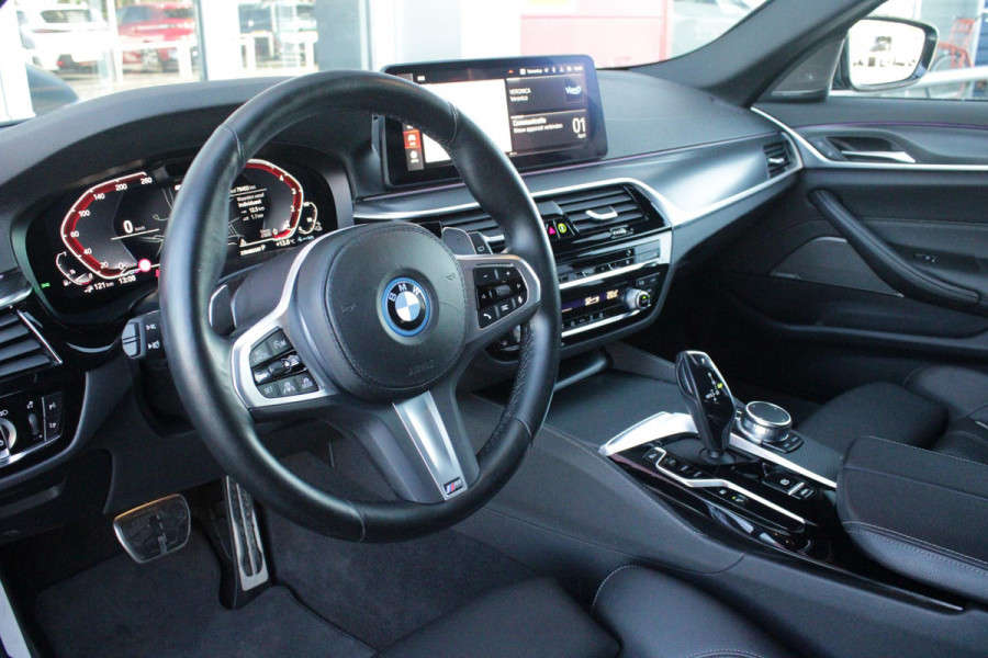 BMW 5 Serie Touring 530e 292PK xDrive M-SPORT BUSINESS EDITION PLUS | PANORAMA SCHUIF/KANTEL DAK | HARMAN KARDON AUDIO SYSTEM | LEDEREN BEKLEDING DAKOTA SCHWARZ | COMFORT ACCESS | HEAD UP DISPLAY | ZONNESCHERM ZIJRUITEN | ADAPTIEVE LED KOPLAMPEN | DRIVING ASSISTANT PROFESSIONAL MET O.A. ADAPTIVE CRUISE CONTROL EN DODEHOEK DETECTIE | ACHTERUITRIJ CAMERA | PARKEERSENSOREN VOOR + ACHTER | DRAADLOZE APPLE CARPLAY/ANDROID AUTO | NAVIGATIE | SFEER VERLICHTING | DRAADLOZE TELEFOONLADER | ELEKTRISCH BEDIENBARE VOORSTOELEN |