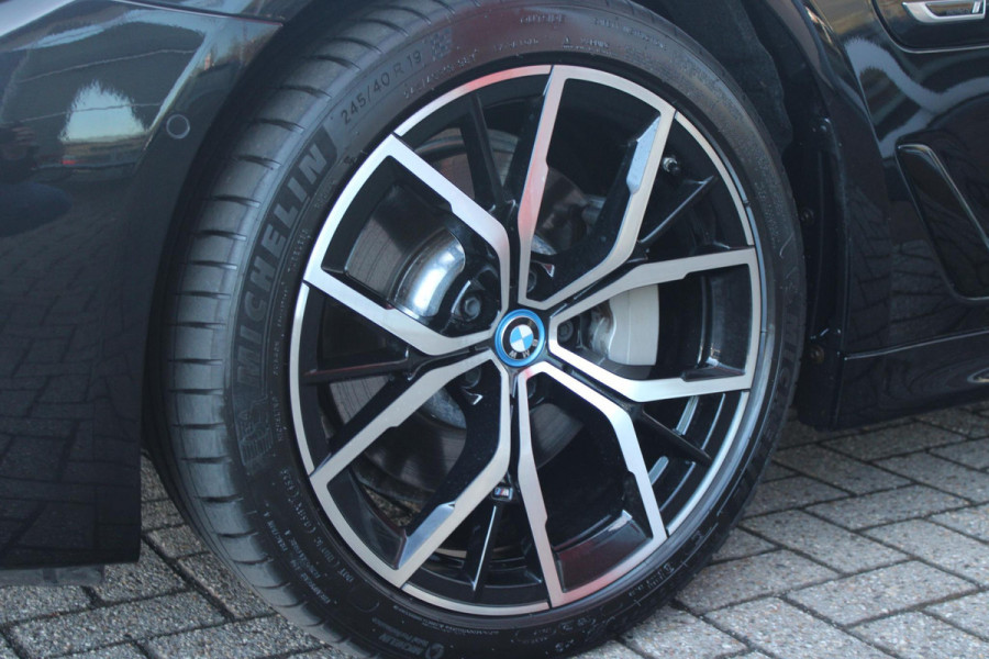 BMW 5 Serie Touring 530e 292PK xDrive M-SPORT BUSINESS EDITION PLUS | PANORAMA SCHUIF/KANTEL DAK | HARMAN KARDON AUDIO SYSTEM | LEDEREN BEKLEDING DAKOTA SCHWARZ | COMFORT ACCESS | HEAD UP DISPLAY | ZONNESCHERM ZIJRUITEN | ADAPTIEVE LED KOPLAMPEN | DRIVING ASSISTANT PROFESSIONAL MET O.A. ADAPTIVE CRUISE CONTROL EN DODEHOEK DETECTIE | ACHTERUITRIJ CAMERA | PARKEERSENSOREN VOOR + ACHTER | DRAADLOZE APPLE CARPLAY/ANDROID AUTO | NAVIGATIE | SFEER VERLICHTING | DRAADLOZE TELEFOONLADER | ELEKTRISCH BEDIENBARE VOORSTOELEN |