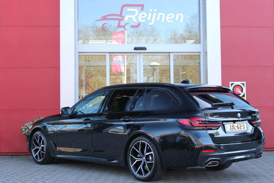 BMW 5 Serie Touring 530e 292PK xDrive M-SPORT BUSINESS EDITION PLUS | PANORAMA SCHUIF/KANTEL DAK | HARMAN KARDON AUDIO SYSTEM | LEDEREN BEKLEDING DAKOTA SCHWARZ | COMFORT ACCESS | HEAD UP DISPLAY | ZONNESCHERM ZIJRUITEN | ADAPTIEVE LED KOPLAMPEN | DRIVING ASSISTANT PROFESSIONAL MET O.A. ADAPTIVE CRUISE CONTROL EN DODEHOEK DETECTIE | ACHTERUITRIJ CAMERA | PARKEERSENSOREN VOOR + ACHTER | DRAADLOZE APPLE CARPLAY/ANDROID AUTO | NAVIGATIE | SFEER VERLICHTING | DRAADLOZE TELEFOONLADER | ELEKTRISCH BEDIENBARE VOORSTOELEN |