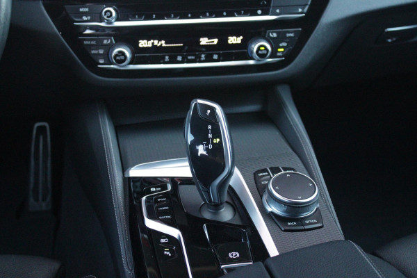 BMW 5 Serie Touring 530e 292PK xDrive M-SPORT BUSINESS EDITION PLUS | PANORAMA SCHUIF/KANTEL DAK | HARMAN KARDON AUDIO SYSTEM | LEDEREN BEKLEDING DAKOTA SCHWARZ | COMFORT ACCESS | HEAD UP DISPLAY | ZONNESCHERM ZIJRUITEN | ADAPTIEVE LED KOPLAMPEN | DRIVING ASSISTANT PROFESSIONAL MET O.A. ADAPTIVE CRUISE CONTROL EN DODEHOEK DETECTIE | ACHTERUITRIJ CAMERA | PARKEERSENSOREN VOOR + ACHTER | DRAADLOZE APPLE CARPLAY/ANDROID AUTO | NAVIGATIE | SFEER VERLICHTING | DRAADLOZE TELEFOONLADER | ELEKTRISCH BEDIENBARE VOORSTOELEN |