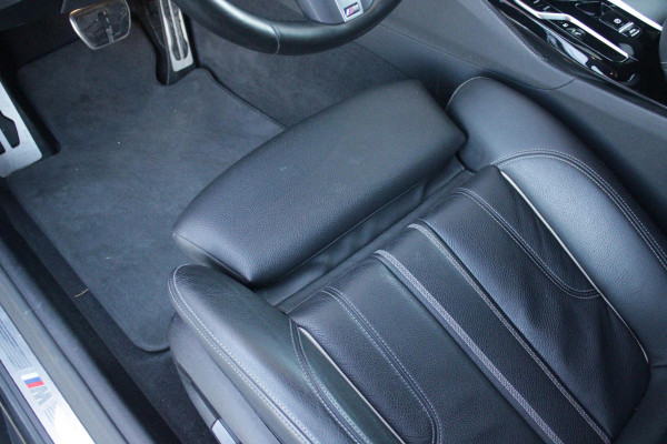 BMW 5 Serie Touring 530e 292PK xDrive M-SPORT BUSINESS EDITION PLUS | PANORAMA SCHUIF/KANTEL DAK | HARMAN KARDON AUDIO SYSTEM | LEDEREN BEKLEDING DAKOTA SCHWARZ | COMFORT ACCESS | HEAD UP DISPLAY | ZONNESCHERM ZIJRUITEN | ADAPTIEVE LED KOPLAMPEN | DRIVING ASSISTANT PROFESSIONAL MET O.A. ADAPTIVE CRUISE CONTROL EN DODEHOEK DETECTIE | ACHTERUITRIJ CAMERA | PARKEERSENSOREN VOOR + ACHTER | DRAADLOZE APPLE CARPLAY/ANDROID AUTO | NAVIGATIE | SFEER VERLICHTING | DRAADLOZE TELEFOONLADER | ELEKTRISCH BEDIENBARE VOORSTOELEN |