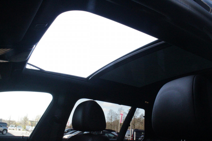 BMW 5 Serie Touring 530e 292PK xDrive M-SPORT BUSINESS EDITION PLUS | PANORAMA SCHUIF/KANTEL DAK | HARMAN KARDON AUDIO SYSTEM | LEDEREN BEKLEDING DAKOTA SCHWARZ | COMFORT ACCESS | HEAD UP DISPLAY | ZONNESCHERM ZIJRUITEN | ADAPTIEVE LED KOPLAMPEN | DRIVING ASSISTANT PROFESSIONAL MET O.A. ADAPTIVE CRUISE CONTROL EN DODEHOEK DETECTIE | ACHTERUITRIJ CAMERA | PARKEERSENSOREN VOOR + ACHTER | DRAADLOZE APPLE CARPLAY/ANDROID AUTO | NAVIGATIE | SFEER VERLICHTING | DRAADLOZE TELEFOONLADER | ELEKTRISCH BEDIENBARE VOORSTOELEN |