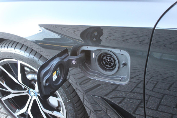 BMW 5 Serie Touring 530e 292PK xDrive M-SPORT BUSINESS EDITION PLUS | PANORAMA SCHUIF/KANTEL DAK | HARMAN KARDON AUDIO SYSTEM | LEDEREN BEKLEDING DAKOTA SCHWARZ | COMFORT ACCESS | HEAD UP DISPLAY | ZONNESCHERM ZIJRUITEN | ADAPTIEVE LED KOPLAMPEN | DRIVING ASSISTANT PROFESSIONAL MET O.A. ADAPTIVE CRUISE CONTROL EN DODEHOEK DETECTIE | ACHTERUITRIJ CAMERA | PARKEERSENSOREN VOOR + ACHTER | DRAADLOZE APPLE CARPLAY/ANDROID AUTO | NAVIGATIE | SFEER VERLICHTING | DRAADLOZE TELEFOONLADER | ELEKTRISCH BEDIENBARE VOORSTOELEN |