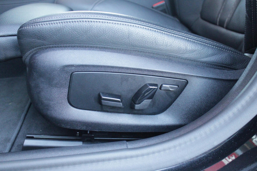 BMW 5 Serie Touring 530e 292PK xDrive M-SPORT BUSINESS EDITION PLUS | PANORAMA SCHUIF/KANTEL DAK | HARMAN KARDON AUDIO SYSTEM | LEDEREN BEKLEDING DAKOTA SCHWARZ | COMFORT ACCESS | HEAD UP DISPLAY | ZONNESCHERM ZIJRUITEN | ADAPTIEVE LED KOPLAMPEN | DRIVING ASSISTANT PROFESSIONAL MET O.A. ADAPTIVE CRUISE CONTROL EN DODEHOEK DETECTIE | ACHTERUITRIJ CAMERA | PARKEERSENSOREN VOOR + ACHTER | DRAADLOZE APPLE CARPLAY/ANDROID AUTO | NAVIGATIE | SFEER VERLICHTING | DRAADLOZE TELEFOONLADER | ELEKTRISCH BEDIENBARE VOORSTOELEN |