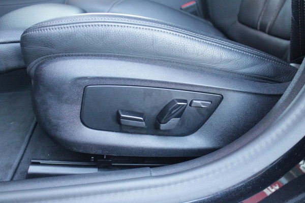 BMW 5 Serie Touring 530e 292PK xDrive M-SPORT BUSINESS EDITION PLUS | PANORAMA SCHUIF/KANTEL DAK | HARMAN KARDON AUDIO SYSTEM | LEDEREN BEKLEDING DAKOTA SCHWARZ | COMFORT ACCESS | HEAD UP DISPLAY | ZONNESCHERM ZIJRUITEN | ADAPTIEVE LED KOPLAMPEN | DRIVING ASSISTANT PROFESSIONAL MET O.A. ADAPTIVE CRUISE CONTROL EN DODEHOEK DETECTIE | ACHTERUITRIJ CAMERA | PARKEERSENSOREN VOOR + ACHTER | DRAADLOZE APPLE CARPLAY/ANDROID AUTO | NAVIGATIE | SFEER VERLICHTING | DRAADLOZE TELEFOONLADER | ELEKTRISCH BEDIENBARE VOORSTOELEN |