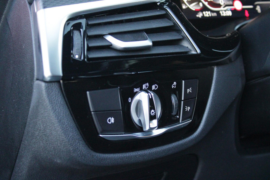 BMW 5 Serie Touring 530e 292PK xDrive M-SPORT BUSINESS EDITION PLUS | PANORAMA SCHUIF/KANTEL DAK | HARMAN KARDON AUDIO SYSTEM | LEDEREN BEKLEDING DAKOTA SCHWARZ | COMFORT ACCESS | HEAD UP DISPLAY | ZONNESCHERM ZIJRUITEN | ADAPTIEVE LED KOPLAMPEN | DRIVING ASSISTANT PROFESSIONAL MET O.A. ADAPTIVE CRUISE CONTROL EN DODEHOEK DETECTIE | ACHTERUITRIJ CAMERA | PARKEERSENSOREN VOOR + ACHTER | DRAADLOZE APPLE CARPLAY/ANDROID AUTO | NAVIGATIE | SFEER VERLICHTING | DRAADLOZE TELEFOONLADER | ELEKTRISCH BEDIENBARE VOORSTOELEN |