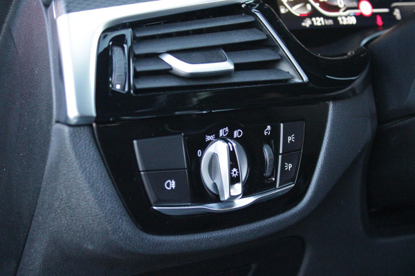 BMW 5 Serie Touring 530e 292PK xDrive M-SPORT BUSINESS EDITION PLUS | PANORAMA SCHUIF/KANTEL DAK | HARMAN KARDON AUDIO SYSTEM | LEDEREN BEKLEDING DAKOTA SCHWARZ | COMFORT ACCESS | HEAD UP DISPLAY | ZONNESCHERM ZIJRUITEN | ADAPTIEVE LED KOPLAMPEN | DRIVING ASSISTANT PROFESSIONAL MET O.A. ADAPTIVE CRUISE CONTROL EN DODEHOEK DETECTIE | ACHTERUITRIJ CAMERA | PARKEERSENSOREN VOOR + ACHTER | DRAADLOZE APPLE CARPLAY/ANDROID AUTO | NAVIGATIE | SFEER VERLICHTING | DRAADLOZE TELEFOONLADER | ELEKTRISCH BEDIENBARE VOORSTOELEN |