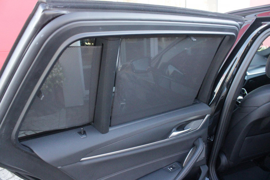 BMW 5 Serie Touring 530e 292PK xDrive M-SPORT BUSINESS EDITION PLUS | PANORAMA SCHUIF/KANTEL DAK | HARMAN KARDON AUDIO SYSTEM | LEDEREN BEKLEDING DAKOTA SCHWARZ | COMFORT ACCESS | HEAD UP DISPLAY | ZONNESCHERM ZIJRUITEN | ADAPTIEVE LED KOPLAMPEN | DRIVING ASSISTANT PROFESSIONAL MET O.A. ADAPTIVE CRUISE CONTROL EN DODEHOEK DETECTIE | ACHTERUITRIJ CAMERA | PARKEERSENSOREN VOOR + ACHTER | DRAADLOZE APPLE CARPLAY/ANDROID AUTO | NAVIGATIE | SFEER VERLICHTING | DRAADLOZE TELEFOONLADER | ELEKTRISCH BEDIENBARE VOORSTOELEN |