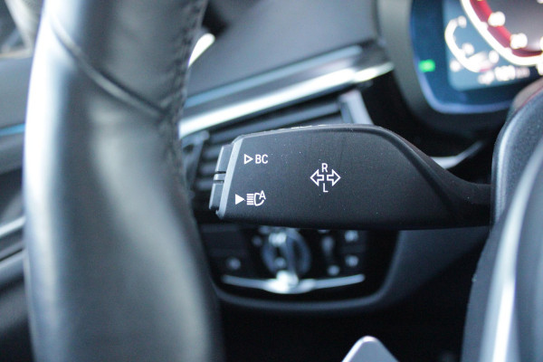 BMW 5 Serie Touring 530e 292PK xDrive M-SPORT BUSINESS EDITION PLUS | PANORAMA SCHUIF/KANTEL DAK | HARMAN KARDON AUDIO SYSTEM | LEDEREN BEKLEDING DAKOTA SCHWARZ | COMFORT ACCESS | HEAD UP DISPLAY | ZONNESCHERM ZIJRUITEN | ADAPTIEVE LED KOPLAMPEN | DRIVING ASSISTANT PROFESSIONAL MET O.A. ADAPTIVE CRUISE CONTROL EN DODEHOEK DETECTIE | ACHTERUITRIJ CAMERA | PARKEERSENSOREN VOOR + ACHTER | DRAADLOZE APPLE CARPLAY/ANDROID AUTO | NAVIGATIE | SFEER VERLICHTING | DRAADLOZE TELEFOONLADER | ELEKTRISCH BEDIENBARE VOORSTOELEN |