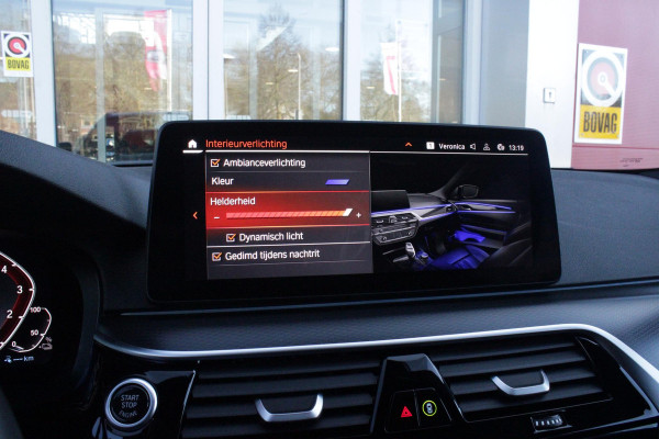 BMW 5 Serie Touring 530e 292PK xDrive M-SPORT BUSINESS EDITION PLUS | PANORAMA SCHUIF/KANTEL DAK | HARMAN KARDON AUDIO SYSTEM | LEDEREN BEKLEDING DAKOTA SCHWARZ | COMFORT ACCESS | HEAD UP DISPLAY | ZONNESCHERM ZIJRUITEN | ADAPTIEVE LED KOPLAMPEN | DRIVING ASSISTANT PROFESSIONAL MET O.A. ADAPTIVE CRUISE CONTROL EN DODEHOEK DETECTIE | ACHTERUITRIJ CAMERA | PARKEERSENSOREN VOOR + ACHTER | DRAADLOZE APPLE CARPLAY/ANDROID AUTO | NAVIGATIE | SFEER VERLICHTING | DRAADLOZE TELEFOONLADER | ELEKTRISCH BEDIENBARE VOORSTOELEN |