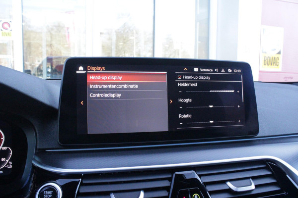 BMW 5 Serie Touring 530e 292PK xDrive M-SPORT BUSINESS EDITION PLUS | PANORAMA SCHUIF/KANTEL DAK | HARMAN KARDON AUDIO SYSTEM | LEDEREN BEKLEDING DAKOTA SCHWARZ | COMFORT ACCESS | HEAD UP DISPLAY | ZONNESCHERM ZIJRUITEN | ADAPTIEVE LED KOPLAMPEN | DRIVING ASSISTANT PROFESSIONAL MET O.A. ADAPTIVE CRUISE CONTROL EN DODEHOEK DETECTIE | ACHTERUITRIJ CAMERA | PARKEERSENSOREN VOOR + ACHTER | DRAADLOZE APPLE CARPLAY/ANDROID AUTO | NAVIGATIE | SFEER VERLICHTING | DRAADLOZE TELEFOONLADER | ELEKTRISCH BEDIENBARE VOORSTOELEN |