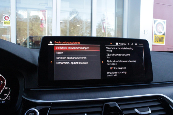 BMW 5 Serie Touring 530e 292PK xDrive M-SPORT BUSINESS EDITION PLUS | PANORAMA SCHUIF/KANTEL DAK | HARMAN KARDON AUDIO SYSTEM | LEDEREN BEKLEDING DAKOTA SCHWARZ | COMFORT ACCESS | HEAD UP DISPLAY | ZONNESCHERM ZIJRUITEN | ADAPTIEVE LED KOPLAMPEN | DRIVING ASSISTANT PROFESSIONAL MET O.A. ADAPTIVE CRUISE CONTROL EN DODEHOEK DETECTIE | ACHTERUITRIJ CAMERA | PARKEERSENSOREN VOOR + ACHTER | DRAADLOZE APPLE CARPLAY/ANDROID AUTO | NAVIGATIE | SFEER VERLICHTING | DRAADLOZE TELEFOONLADER | ELEKTRISCH BEDIENBARE VOORSTOELEN |