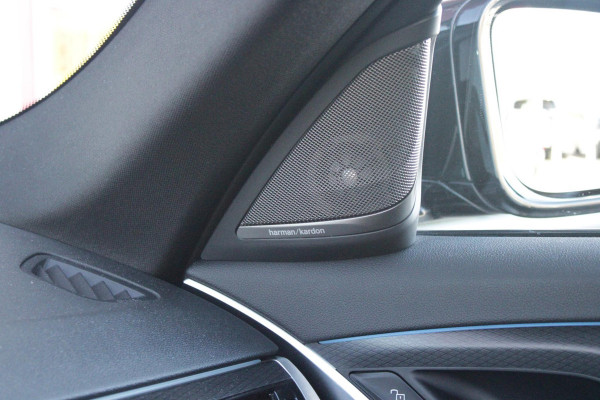 BMW 5 Serie Touring 530e 292PK xDrive M-SPORT BUSINESS EDITION PLUS | PANORAMA SCHUIF/KANTEL DAK | HARMAN KARDON AUDIO SYSTEM | LEDEREN BEKLEDING DAKOTA SCHWARZ | COMFORT ACCESS | HEAD UP DISPLAY | ZONNESCHERM ZIJRUITEN | ADAPTIEVE LED KOPLAMPEN | DRIVING ASSISTANT PROFESSIONAL MET O.A. ADAPTIVE CRUISE CONTROL EN DODEHOEK DETECTIE | ACHTERUITRIJ CAMERA | PARKEERSENSOREN VOOR + ACHTER | DRAADLOZE APPLE CARPLAY/ANDROID AUTO | NAVIGATIE | SFEER VERLICHTING | DRAADLOZE TELEFOONLADER | ELEKTRISCH BEDIENBARE VOORSTOELEN |