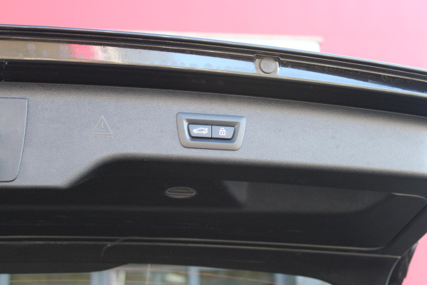 BMW 5 Serie Touring 530e 292PK xDrive M-SPORT BUSINESS EDITION PLUS | PANORAMA SCHUIF/KANTEL DAK | HARMAN KARDON AUDIO SYSTEM | LEDEREN BEKLEDING DAKOTA SCHWARZ | COMFORT ACCESS | HEAD UP DISPLAY | ZONNESCHERM ZIJRUITEN | ADAPTIEVE LED KOPLAMPEN | DRIVING ASSISTANT PROFESSIONAL MET O.A. ADAPTIVE CRUISE CONTROL EN DODEHOEK DETECTIE | ACHTERUITRIJ CAMERA | PARKEERSENSOREN VOOR + ACHTER | DRAADLOZE APPLE CARPLAY/ANDROID AUTO | NAVIGATIE | SFEER VERLICHTING | DRAADLOZE TELEFOONLADER | ELEKTRISCH BEDIENBARE VOORSTOELEN |