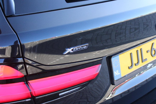 BMW 5 Serie Touring 530e 292PK xDrive M-SPORT BUSINESS EDITION PLUS | PANORAMA SCHUIF/KANTEL DAK | HARMAN KARDON AUDIO SYSTEM | LEDEREN BEKLEDING DAKOTA SCHWARZ | COMFORT ACCESS | HEAD UP DISPLAY | ZONNESCHERM ZIJRUITEN | ADAPTIEVE LED KOPLAMPEN | DRIVING ASSISTANT PROFESSIONAL MET O.A. ADAPTIVE CRUISE CONTROL EN DODEHOEK DETECTIE | ACHTERUITRIJ CAMERA | PARKEERSENSOREN VOOR + ACHTER | DRAADLOZE APPLE CARPLAY/ANDROID AUTO | NAVIGATIE | SFEER VERLICHTING | DRAADLOZE TELEFOONLADER | ELEKTRISCH BEDIENBARE VOORSTOELEN |