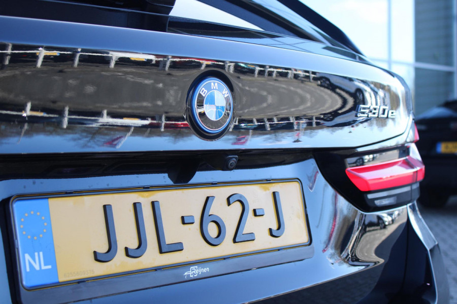 BMW 5 Serie Touring 530e 292PK xDrive M-SPORT BUSINESS EDITION PLUS | PANORAMA SCHUIF/KANTEL DAK | HARMAN KARDON AUDIO SYSTEM | LEDEREN BEKLEDING DAKOTA SCHWARZ | COMFORT ACCESS | HEAD UP DISPLAY | ZONNESCHERM ZIJRUITEN | ADAPTIEVE LED KOPLAMPEN | DRIVING ASSISTANT PROFESSIONAL MET O.A. ADAPTIVE CRUISE CONTROL EN DODEHOEK DETECTIE | ACHTERUITRIJ CAMERA | PARKEERSENSOREN VOOR + ACHTER | DRAADLOZE APPLE CARPLAY/ANDROID AUTO | NAVIGATIE | SFEER VERLICHTING | DRAADLOZE TELEFOONLADER | ELEKTRISCH BEDIENBARE VOORSTOELEN |