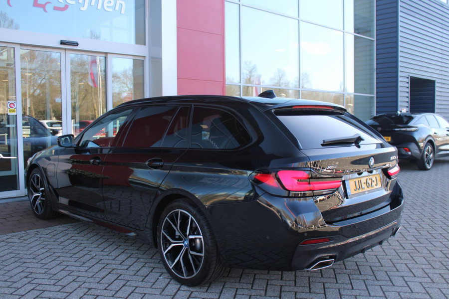 BMW 5 Serie Touring 530e 292PK xDrive M-SPORT BUSINESS EDITION PLUS | PANORAMA SCHUIF/KANTEL DAK | HARMAN KARDON AUDIO SYSTEM | LEDEREN BEKLEDING DAKOTA SCHWARZ | COMFORT ACCESS | HEAD UP DISPLAY | ZONNESCHERM ZIJRUITEN | ADAPTIEVE LED KOPLAMPEN | DRIVING ASSISTANT PROFESSIONAL MET O.A. ADAPTIVE CRUISE CONTROL EN DODEHOEK DETECTIE | ACHTERUITRIJ CAMERA | PARKEERSENSOREN VOOR + ACHTER | DRAADLOZE APPLE CARPLAY/ANDROID AUTO | NAVIGATIE | SFEER VERLICHTING | DRAADLOZE TELEFOONLADER | ELEKTRISCH BEDIENBARE VOORSTOELEN |