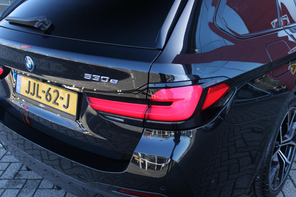 BMW 5 Serie Touring 530e 292PK xDrive M-SPORT BUSINESS EDITION PLUS | PANORAMA SCHUIF/KANTEL DAK | HARMAN KARDON AUDIO SYSTEM | LEDEREN BEKLEDING DAKOTA SCHWARZ | COMFORT ACCESS | HEAD UP DISPLAY | ZONNESCHERM ZIJRUITEN | ADAPTIEVE LED KOPLAMPEN | DRIVING ASSISTANT PROFESSIONAL MET O.A. ADAPTIVE CRUISE CONTROL EN DODEHOEK DETECTIE | ACHTERUITRIJ CAMERA | PARKEERSENSOREN VOOR + ACHTER | DRAADLOZE APPLE CARPLAY/ANDROID AUTO | NAVIGATIE | SFEER VERLICHTING | DRAADLOZE TELEFOONLADER | ELEKTRISCH BEDIENBARE VOORSTOELEN |