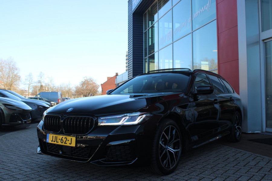 BMW 5 Serie Touring 530e 292PK xDrive M-SPORT BUSINESS EDITION PLUS | PANORAMA SCHUIF/KANTEL DAK | HARMAN KARDON AUDIO SYSTEM | LEDEREN BEKLEDING DAKOTA SCHWARZ | COMFORT ACCESS | HEAD UP DISPLAY | ZONNESCHERM ZIJRUITEN | ADAPTIEVE LED KOPLAMPEN | DRIVING ASSISTANT PROFESSIONAL MET O.A. ADAPTIVE CRUISE CONTROL EN DODEHOEK DETECTIE | ACHTERUITRIJ CAMERA | PARKEERSENSOREN VOOR + ACHTER | DRAADLOZE APPLE CARPLAY/ANDROID AUTO | NAVIGATIE | SFEER VERLICHTING | DRAADLOZE TELEFOONLADER | ELEKTRISCH BEDIENBARE VOORSTOELEN |
