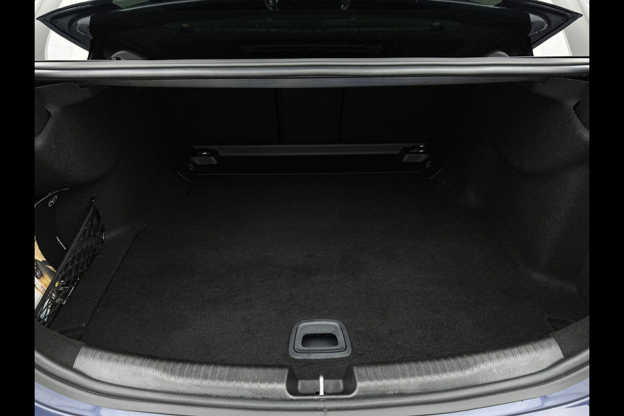 Mercedes-Benz C-Klasse 200 AMG Line Inclusief 24 maanden MB Certified garantie voor Europa.