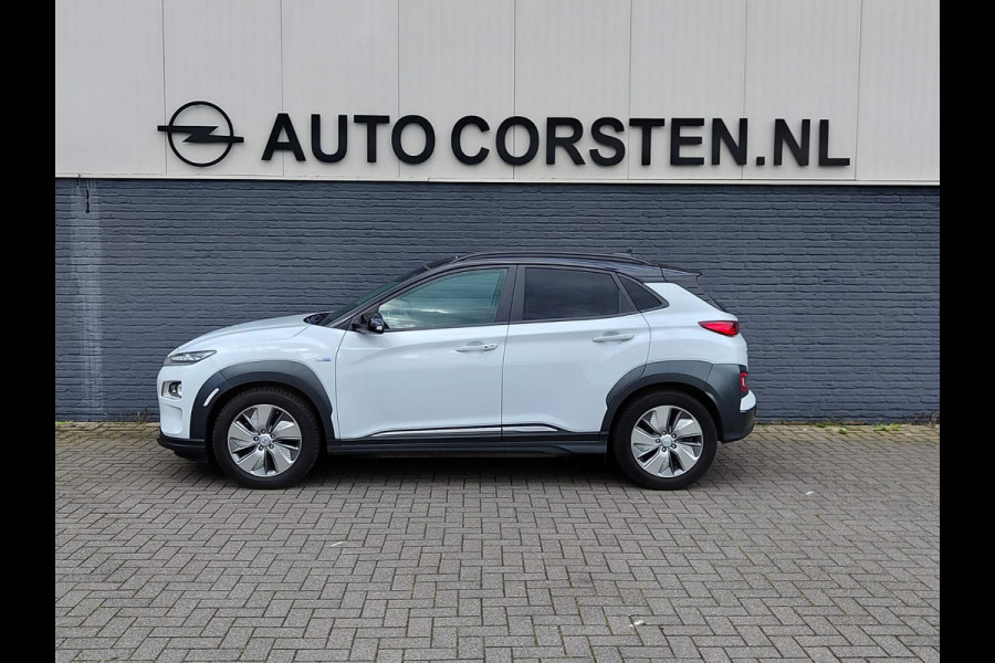 Hyundai Kona EV 64kWh 204pk SOH 100% Leer Premium Schuif-/Kanteldak Warmtepomp Head-Up Display Apple Carplay Android Navi Camera Elektr.Stoel Pdc Subwoofer Bluetooth Dodehoek detector Privacy Glas Rijstrooksensor 1e Eigenaar Origineel Nederlandse Auto Volledig Dealeronderhouden