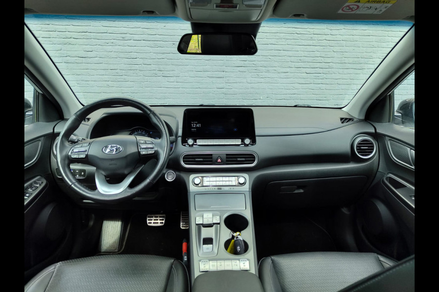 Hyundai Kona EV 64kWh 204pk SOH 100% Leer Premium Schuif-/Kanteldak Warmtepomp Head-Up Display Apple Carplay Android Navi Camera Elektr.Stoel Pdc Subwoofer Bluetooth Dodehoek detector Privacy Glas Rijstrooksensor 1e Eigenaar Origineel Nederlandse Auto Volledig Dealeronderhouden