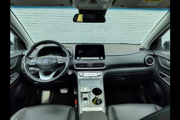 Hyundai Kona EV 64kWh 204pk SOH 100% Leer Premium Schuif-/Kanteldak Warmtepomp Head-Up Display Apple Carplay Android Navi Camera Elektr.Stoel Pdc Subwoofer Bluetooth Dodehoek detector Privacy Glas Rijstrooksensor 1e Eigenaar Origineel Nederlandse Auto Volledig Dealeronderhouden