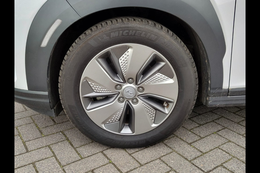 Hyundai Kona EV 64kWh 204pk SOH 100% Leer Premium Schuif-/Kanteldak Warmtepomp Head-Up Display Apple Carplay Android Navi Camera Elektr.Stoel Pdc Subwoofer Bluetooth Dodehoek detector Privacy Glas Rijstrooksensor 1e Eigenaar Origineel Nederlandse Auto Volledig Dealeronderhouden