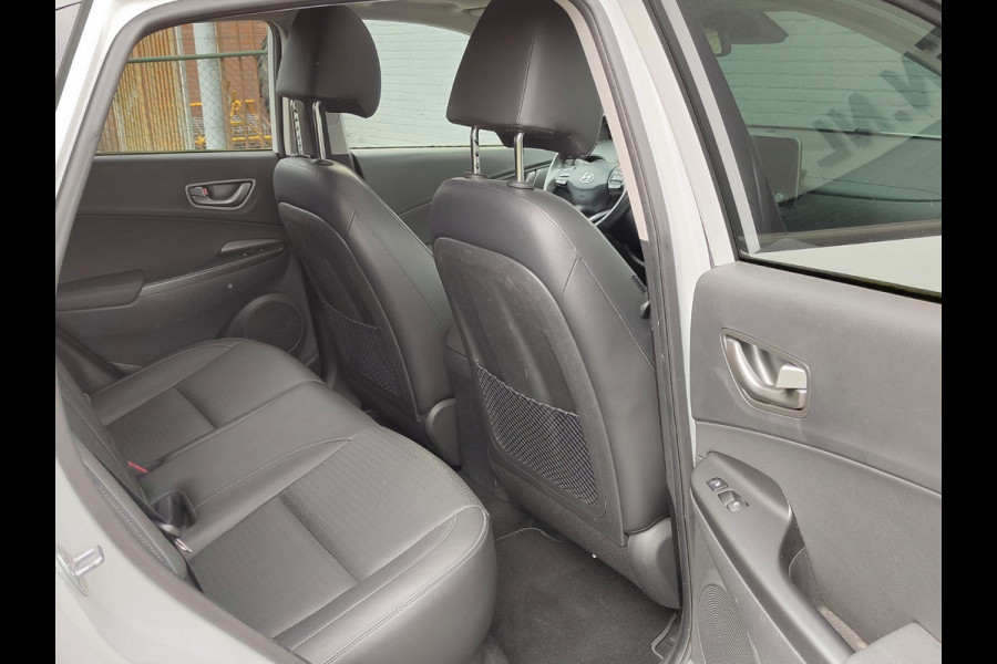 Hyundai Kona EV 64kWh 204pk SOH 100% Leer Premium Schuif-/Kanteldak Warmtepomp Head-Up Display Apple Carplay Android Navi Camera Elektr.Stoel Pdc Subwoofer Bluetooth Dodehoek detector Privacy Glas Rijstrooksensor 1e Eigenaar Origineel Nederlandse Auto Volledig Dealeronderhouden
