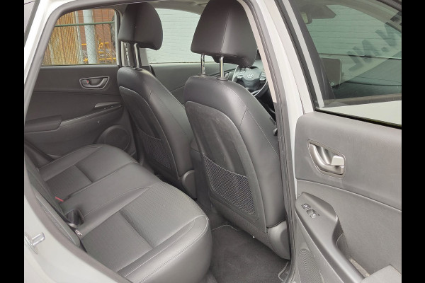 Hyundai Kona EV 64kWh 204pk SOH 100% Leer Premium Schuif-/Kanteldak Warmtepomp Head-Up Display Apple Carplay Android Navi Camera Elektr.Stoel Pdc Subwoofer Bluetooth Dodehoek detector Privacy Glas Rijstrooksensor 1e Eigenaar Origineel Nederlandse Auto Volledig Dealeronderhouden