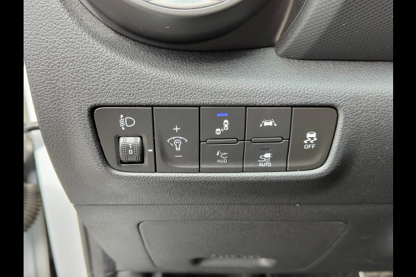 Hyundai Kona EV 64kWh 204pk SOH 100% Leer Premium Schuif-/Kanteldak Warmtepomp Head-Up Display Apple Carplay Android Navi Camera Elektr.Stoel Pdc Subwoofer Bluetooth Dodehoek detector Privacy Glas Rijstrooksensor 1e Eigenaar Origineel Nederlandse Auto Volledig Dealeronderhouden