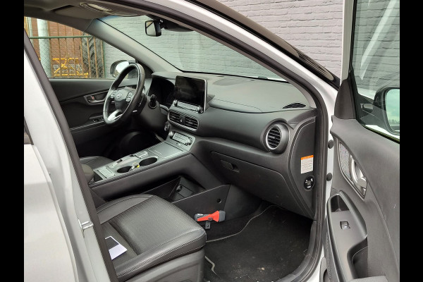 Hyundai Kona EV 64kWh 204pk SOH 100% Leer Premium Schuif-/Kanteldak Warmtepomp Head-Up Display Apple Carplay Android Navi Camera Elektr.Stoel Pdc Subwoofer Bluetooth Dodehoek detector Privacy Glas Rijstrooksensor 1e Eigenaar Origineel Nederlandse Auto Volledig Dealeronderhouden