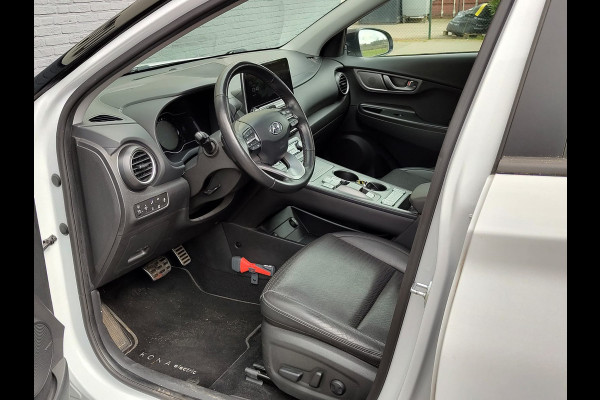 Hyundai Kona EV 64kWh 204pk SOH 100% Leer Premium Schuif-/Kanteldak Warmtepomp Head-Up Display Apple Carplay Android Navi Camera Elektr.Stoel Pdc Subwoofer Bluetooth Dodehoek detector Privacy Glas Rijstrooksensor 1e Eigenaar Origineel Nederlandse Auto Volledig Dealeronderhouden