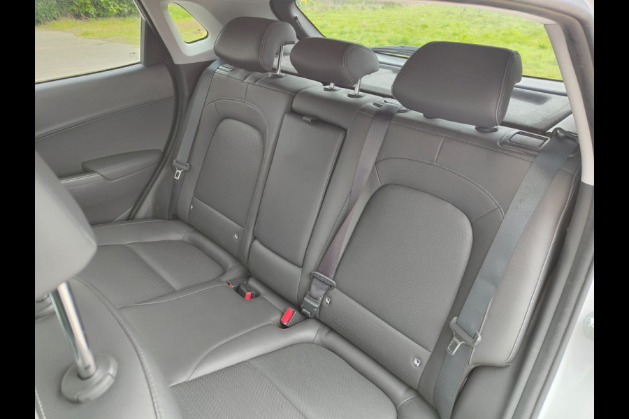 Hyundai Kona EV 64kWh 204pk SOH 100% Leer Premium Schuif-/Kanteldak Warmtepomp Head-Up Display Apple Carplay Android Navi Camera Elektr.Stoel Pdc Subwoofer Bluetooth Dodehoek detector Privacy Glas Rijstrooksensor 1e Eigenaar Origineel Nederlandse Auto Volledig Dealeronderhouden