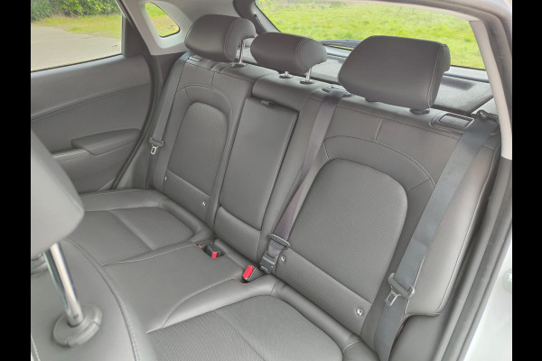 Hyundai Kona EV 64kWh 204pk SOH 100% Leer Premium Schuif-/Kanteldak Warmtepomp Head-Up Display Apple Carplay Android Navi Camera Elektr.Stoel Pdc Subwoofer Bluetooth Dodehoek detector Privacy Glas Rijstrooksensor 1e Eigenaar Origineel Nederlandse Auto Volledig Dealeronderhouden