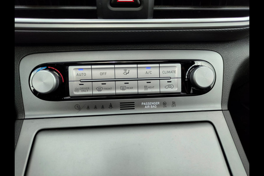 Hyundai Kona EV 64kWh 204pk SOH 100% Leer Premium Schuif-/Kanteldak Warmtepomp Head-Up Display Apple Carplay Android Navi Camera Elektr.Stoel Pdc Subwoofer Bluetooth Dodehoek detector Privacy Glas Rijstrooksensor 1e Eigenaar Origineel Nederlandse Auto Volledig Dealeronderhouden